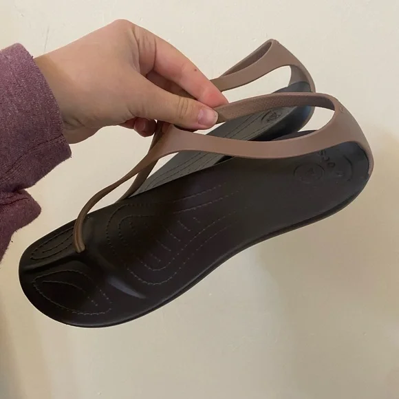 Women’s Size 8 Crocs Sexi Flip Brown Minimalist T-Strap Slingback Sandals - Picture 3 of 6